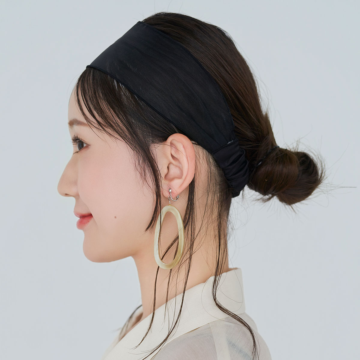 ヘアバンドのニュアンスシニョンアレンジ