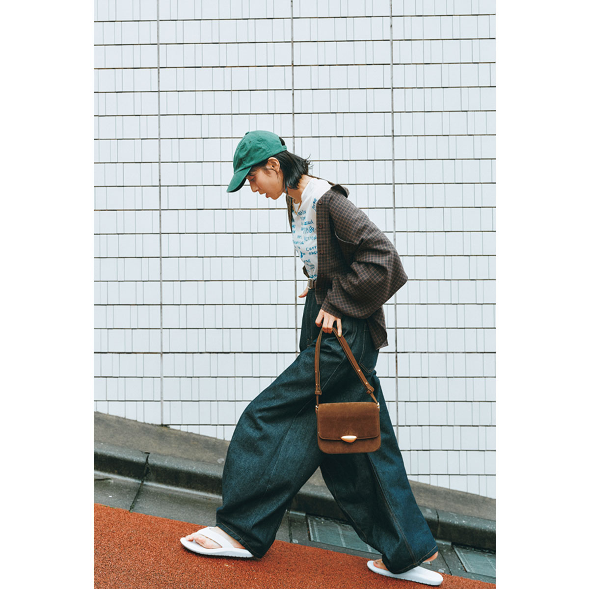チェック柄茶色シャツを羽織ったカジュアルコーデ