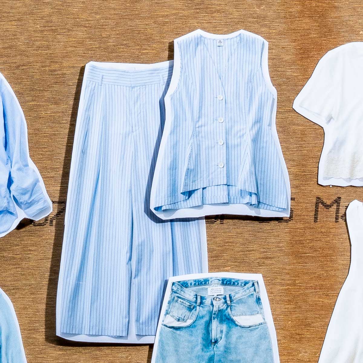 ストライプのトップスとパンツのセットアップ