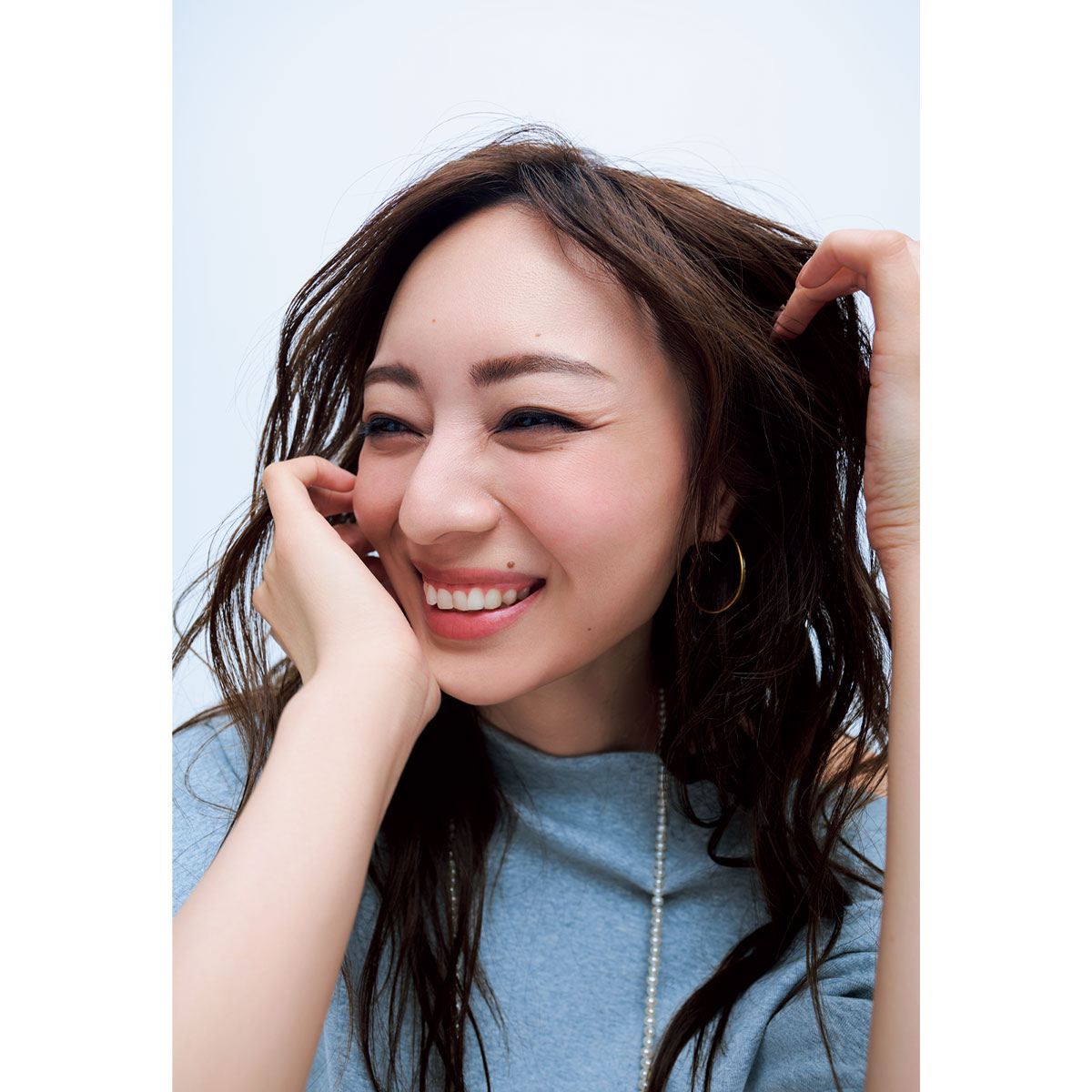 ハイネックニットにパールネックレス