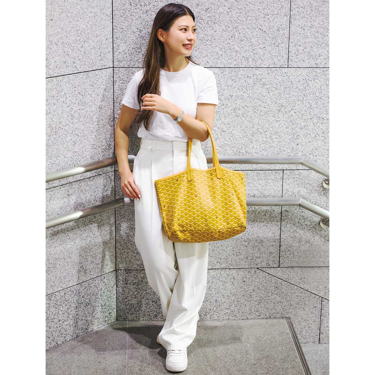 Tシャツとスラックスのオールホワイトコーデ