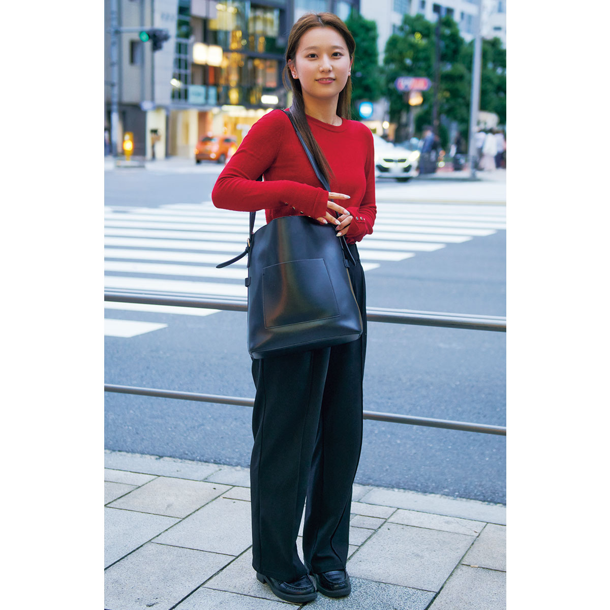 赤ニットに黒パンツのコーデ