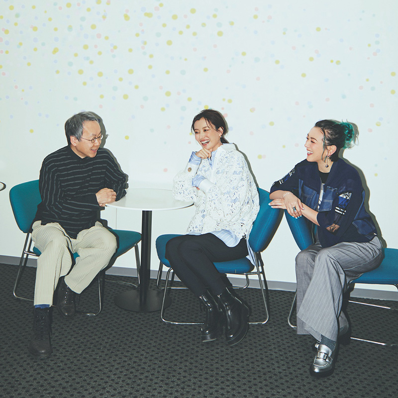 談笑している星野リゾートの星野佳路さんと原田夏希さんとSHELLYさん