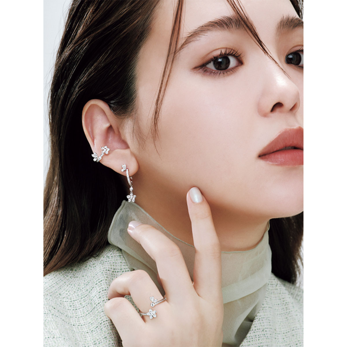 グラフの「バタフライ＆フラワー」のイヤカフとピアスとリングをつけた藤田ニコルさん