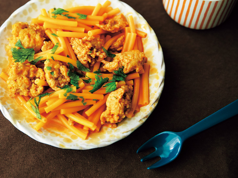 鶏ひき肉とにんじんジュースのカレー風味パスタ