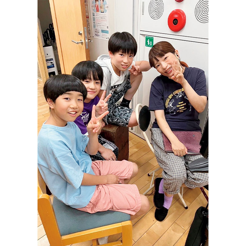 映画監督の呉 美保さんと映画に出演した子どもたち