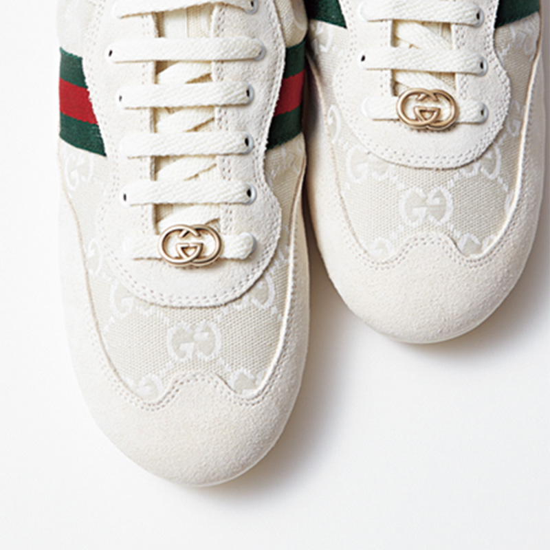 シューレースにはライトゴールドのグッチのロゴ