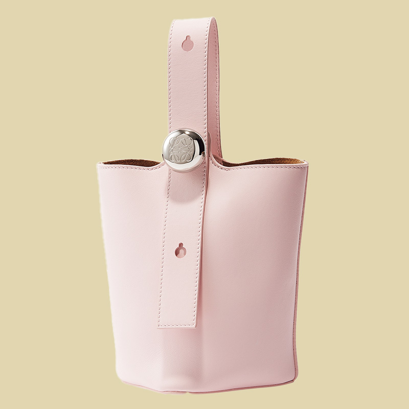 LOEWEの新作ペプルバケット,日本限定色,ピンク