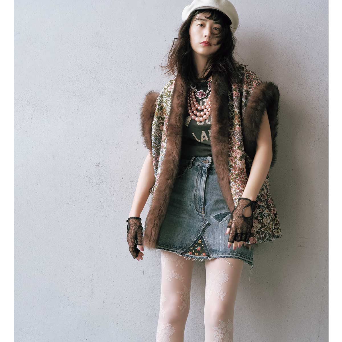 ゴブランのジレにヴィンテージ加工のロゴTとデニムミニのコーデ