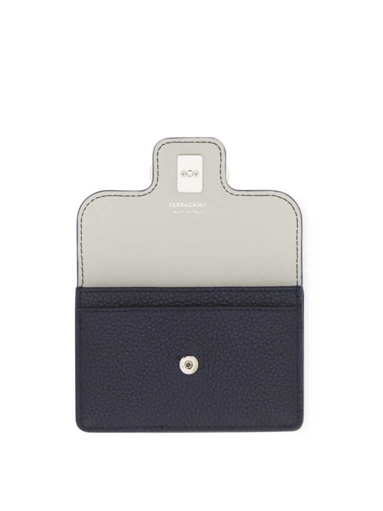 スナップ式の留め具に明るい色の内装