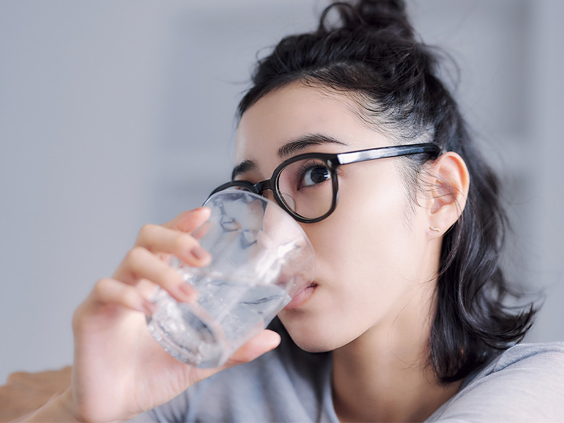 内側からも水分補給をしている女性のイメージカット