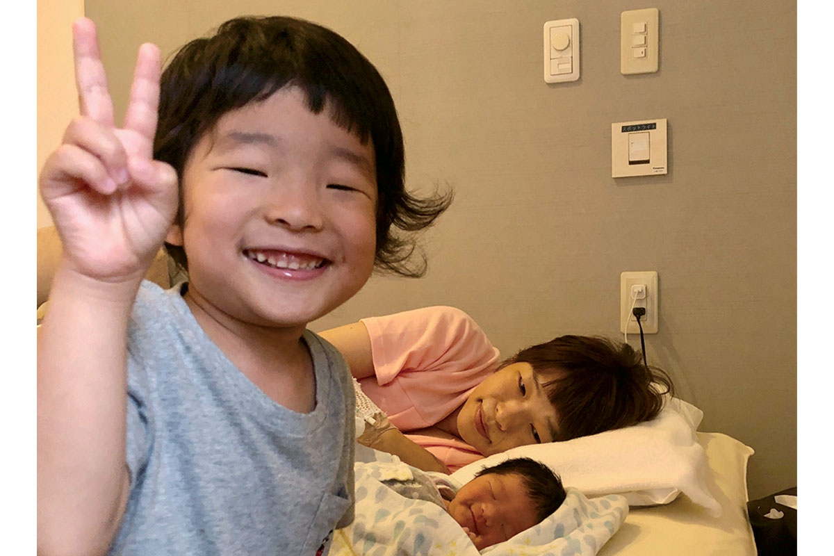 次男を出産直後の呉美保さんと長男