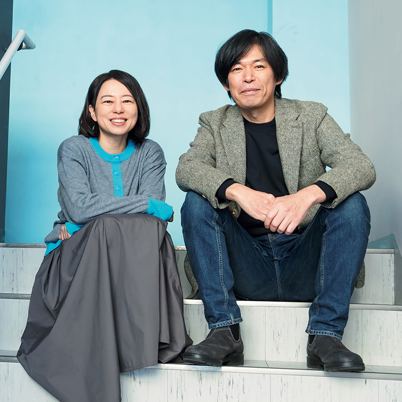 階段に並んで座る脚本家の坂元裕二さんと監督の塚原あゆ子さん