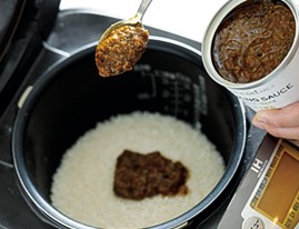 ビリヤニを炊飯器に入れる