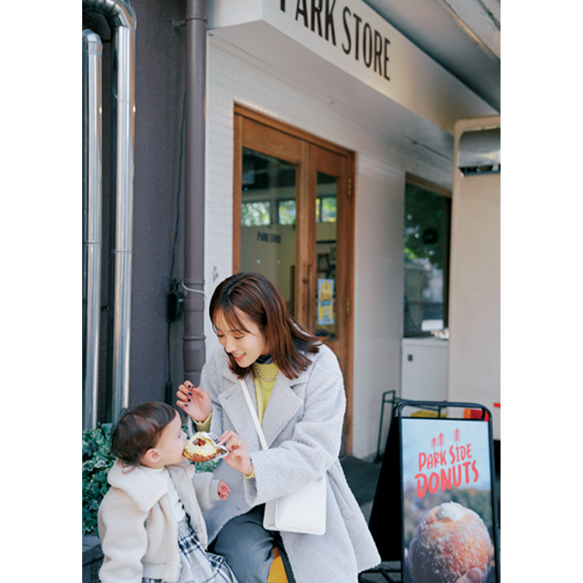 子どもに笑いかける夏菜さん