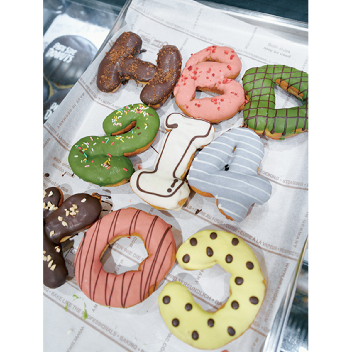 アルファベットや数字をオーダーできる誕生日ドーナツ