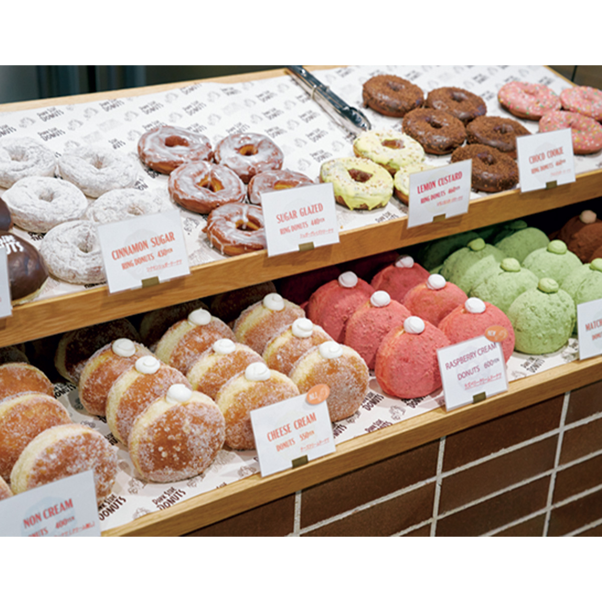 カラフルなドーナツがショーケースに並ぶ