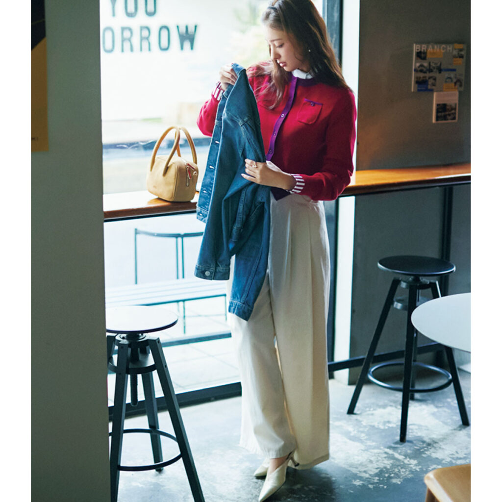 バイカラーカーディガンと白パンツのコーデ