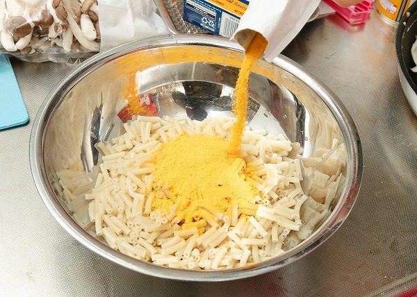 コストコ　KRAFT FOODS マカロニ＆チーズ 206g×18パックでグラタンをつくっているところ