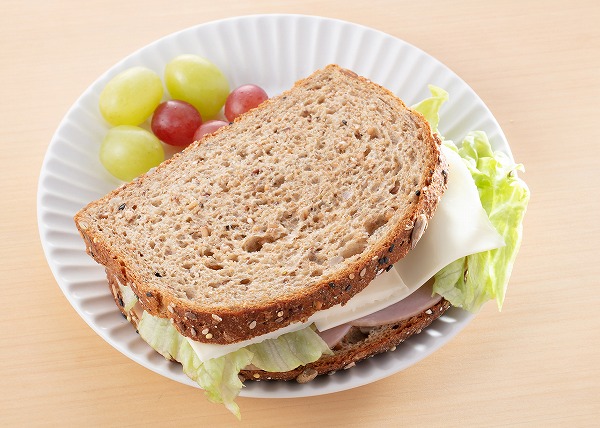 コストコ　カークランドシグネチャー 21穀オーガニックブレッド 765g×2でつくったサンドイッチ