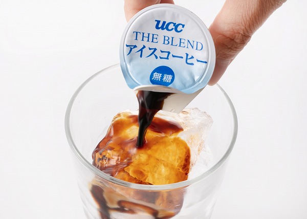 コストコ　UCC アイスコーヒー希釈タイプ 無糖 50個入をグラスに注いでいるところ
