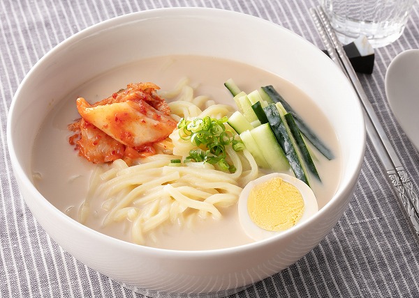 コストコ　Pulmuone コングクス（韓国 冷製豆乳スープ麺）440g×3袋を盛り付けた一皿