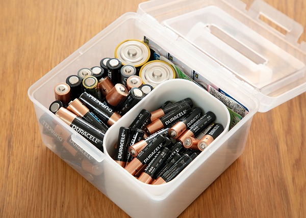 コストコ　DURACELL 単3アルカリ乾電池 40本パックとDURACELL 単4アルカリ乾電池 40本パック を収納している様子