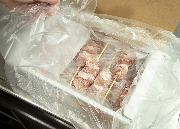 コストコ　さくらどり 焼鳥用鶏もも串（未加熱）30g×30本の中身