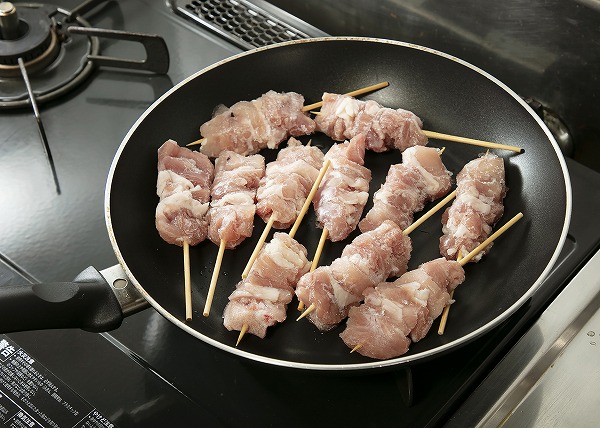 コストコ　さくらどり 焼鳥用鶏もも串（未加熱）30g×30本をフライパンで焼いている様子