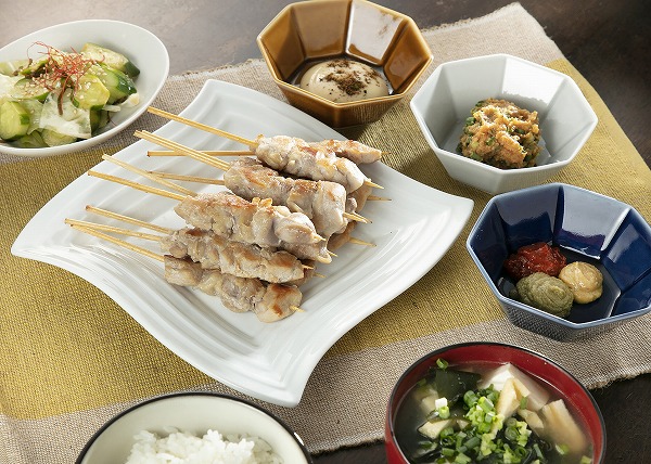 コストコ　さくらどり 焼鳥用鶏もも串（未加熱）30g×30本でつくった焼き鳥を並べた食卓