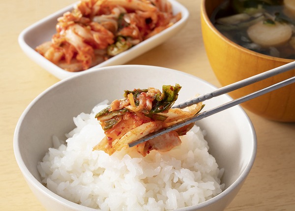 コストコ　宗家 韓国伝統キムチ 1.2kgを箸で持ち上げている様子