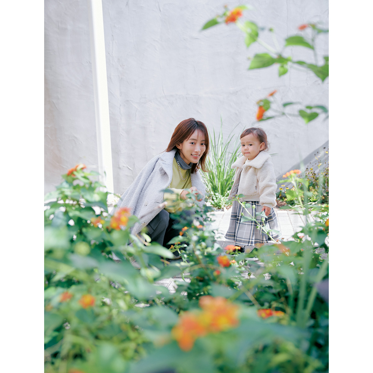 緑を見ながら子どもと話す夏菜さん