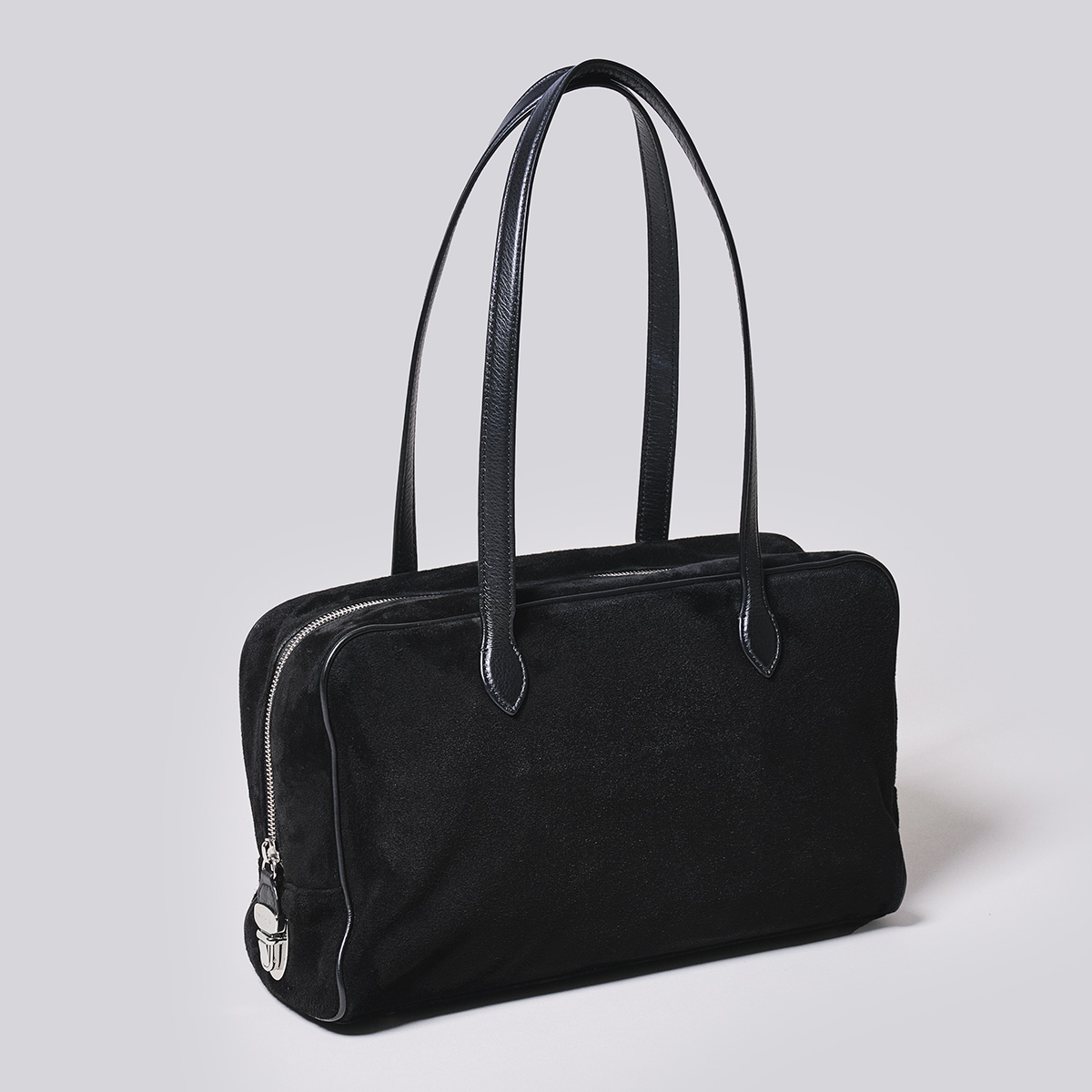 TOUT Y ESTのバッグ