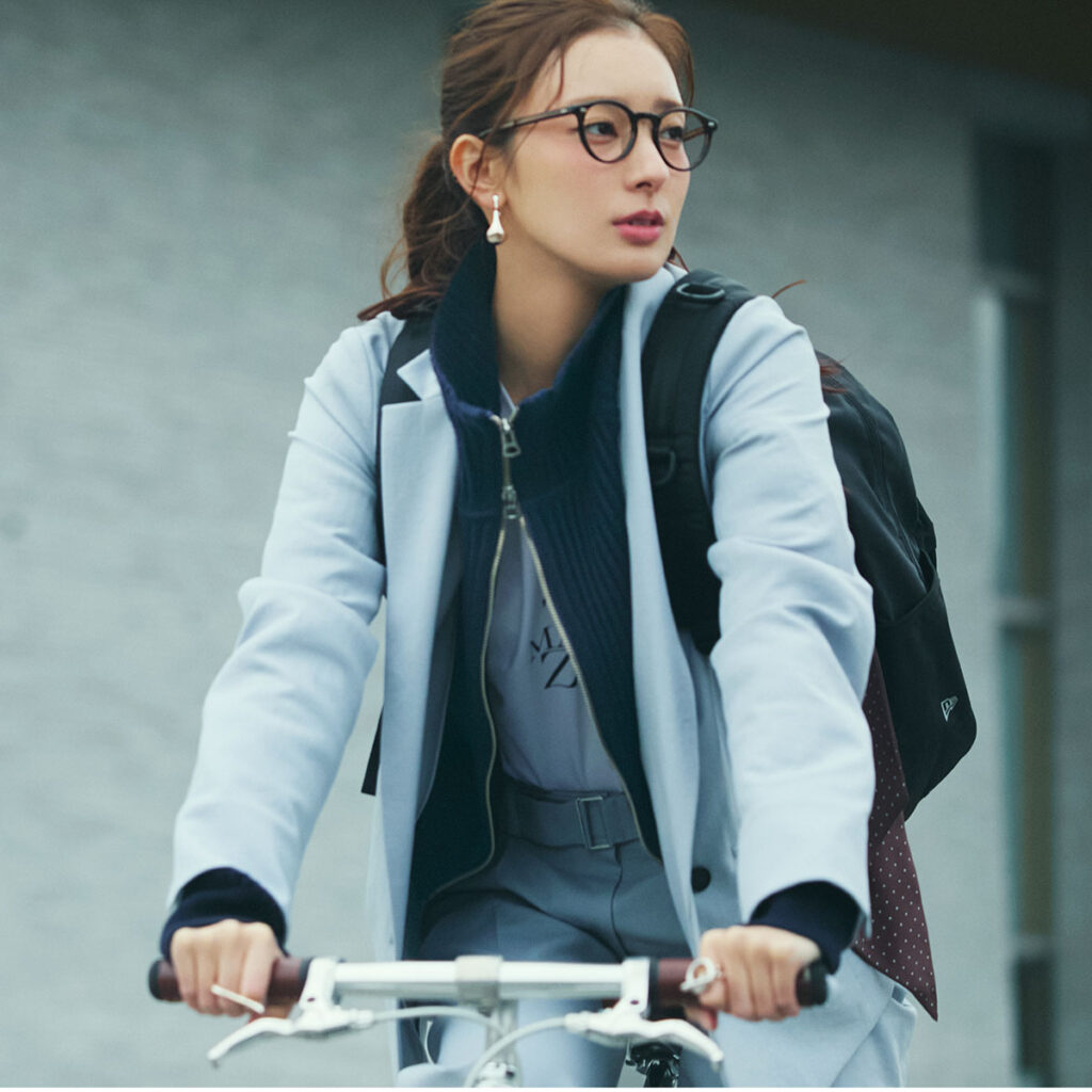 アイスブルーのセットアップのコーデ