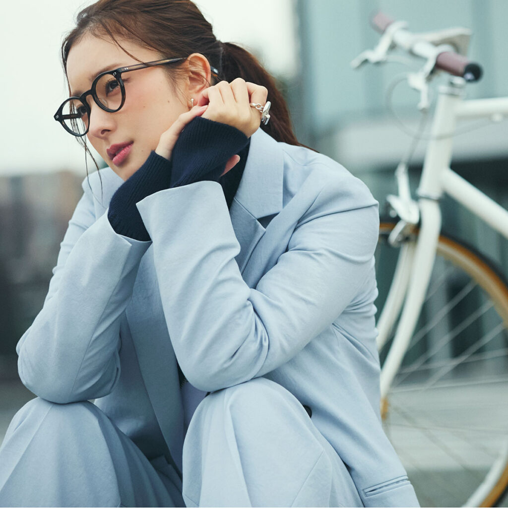 アイスブルーのセットアップのコーデ