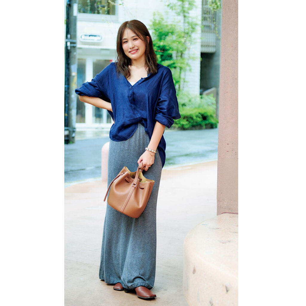 ネイビーシャツにグレーのロングスカートのコーデ