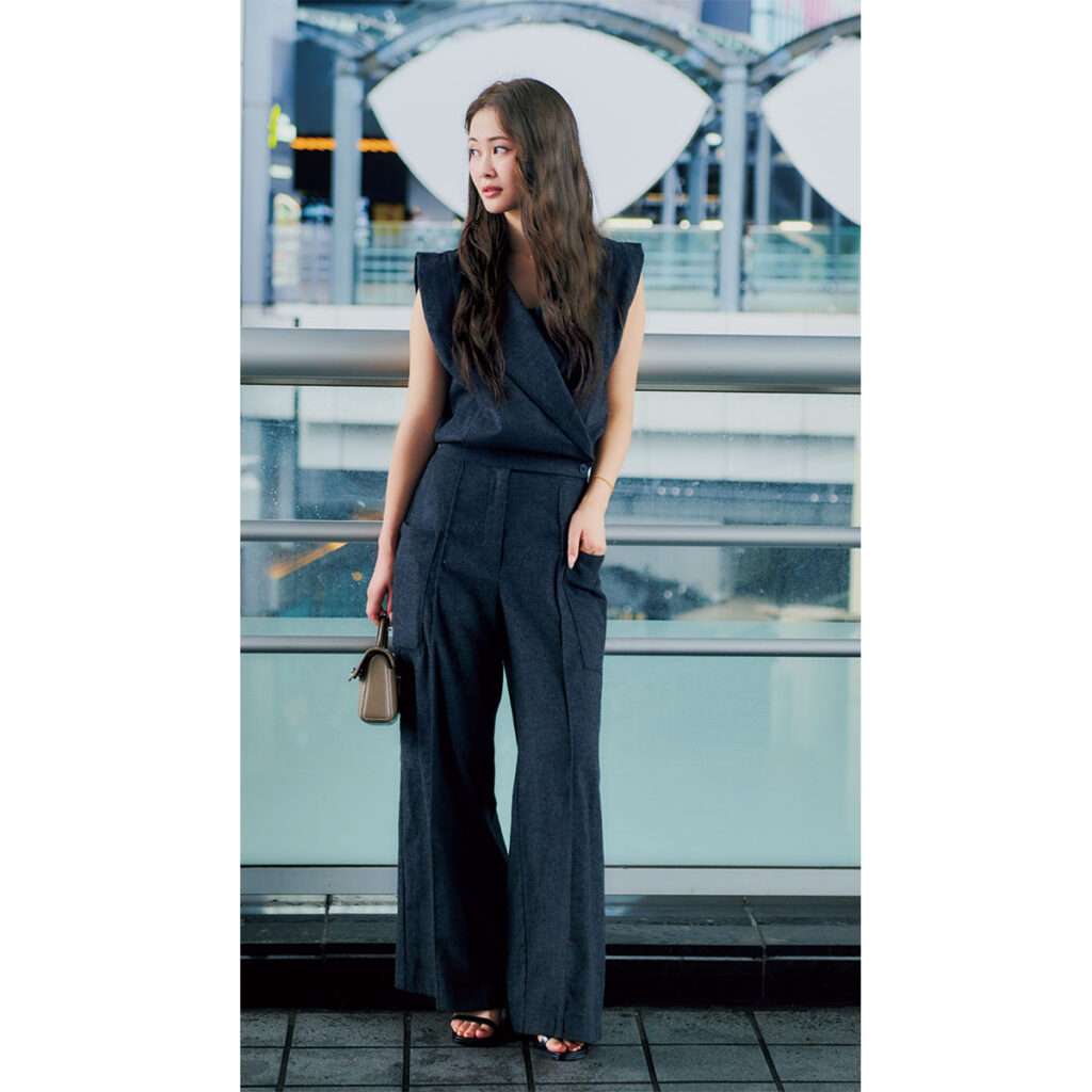 ネイビーのワントーンコーデ