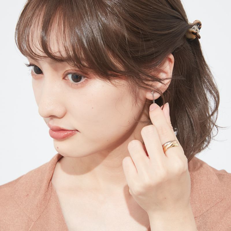 もみあげにバームを塗布するシーン