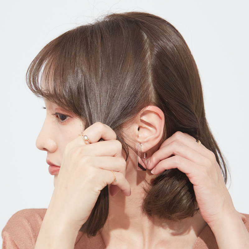 耳前の髪を分け取っているシーン