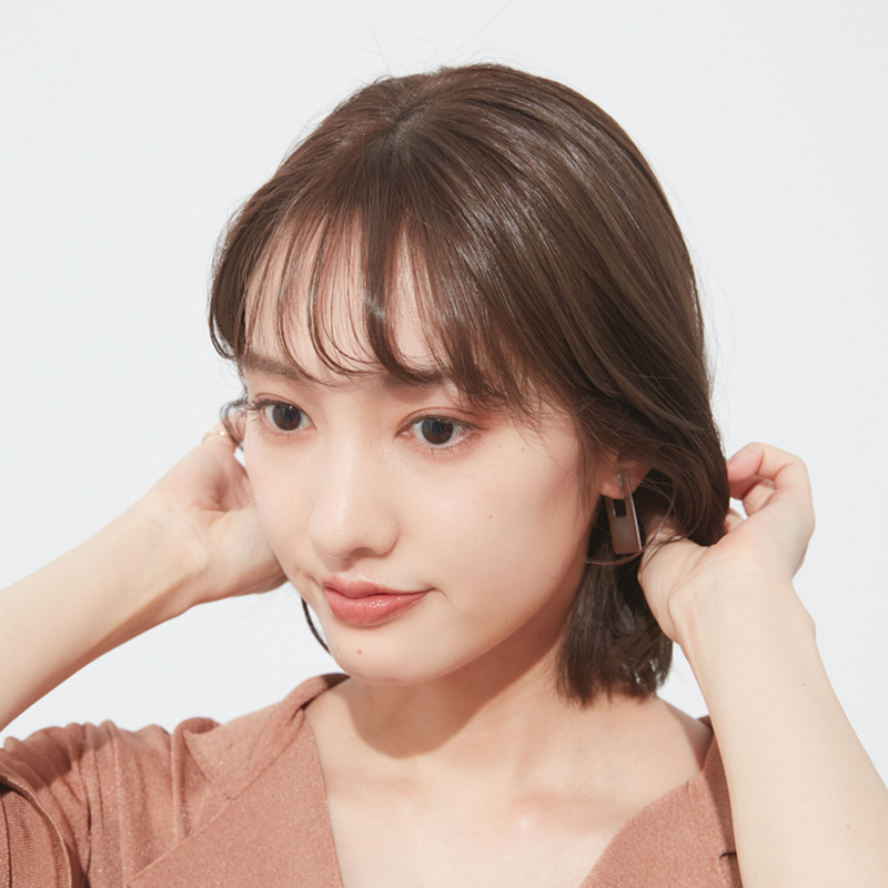 バームを塗布する女性