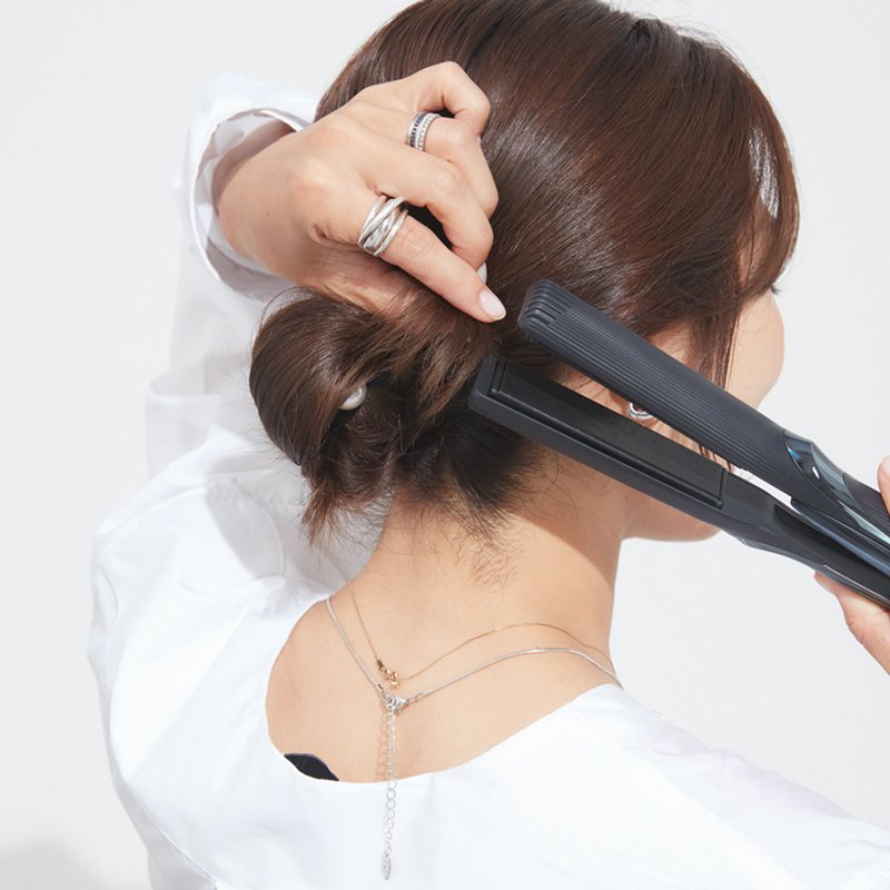 ストレートアイロンを毛先に入れる