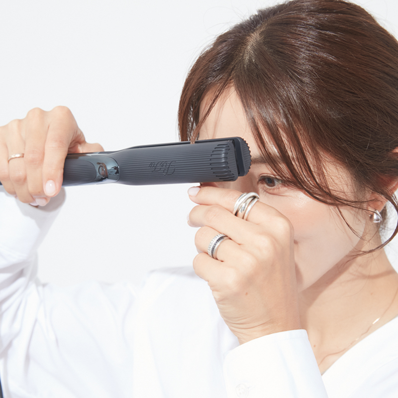 前髪にストレートアイロンを通す