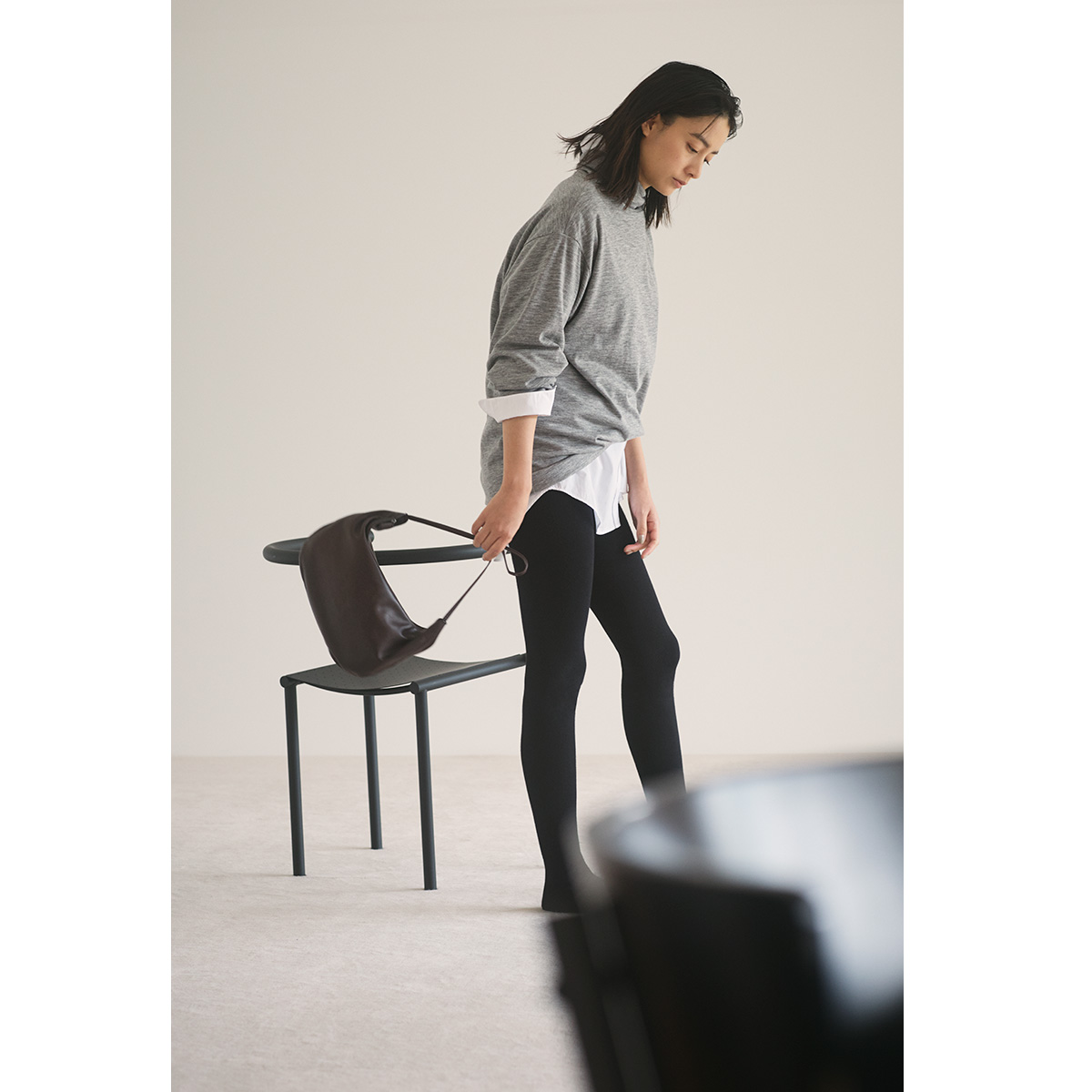 薄手のグレートップスとタイツのコーデ