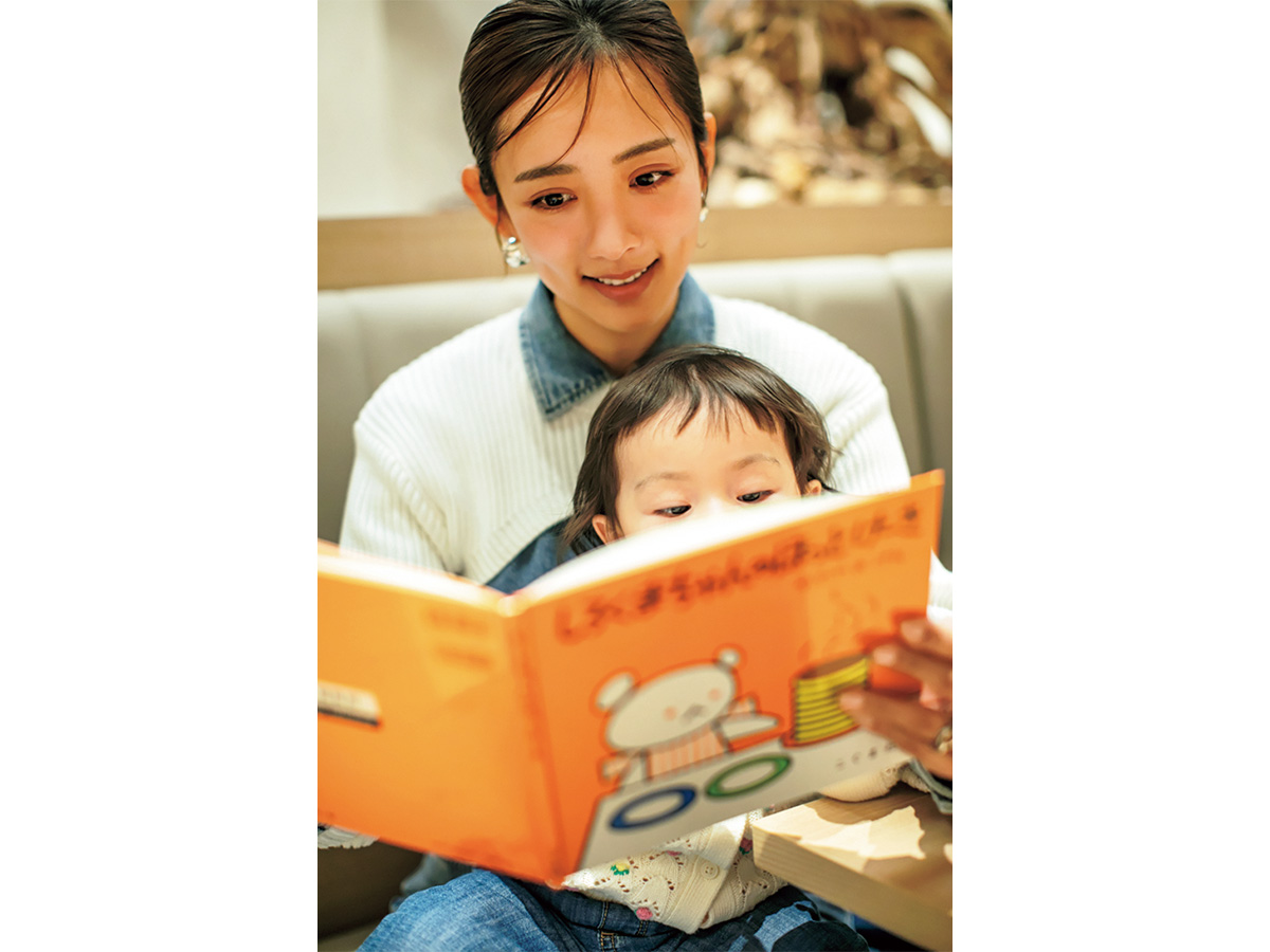 子どもに本を読む夏菜さん