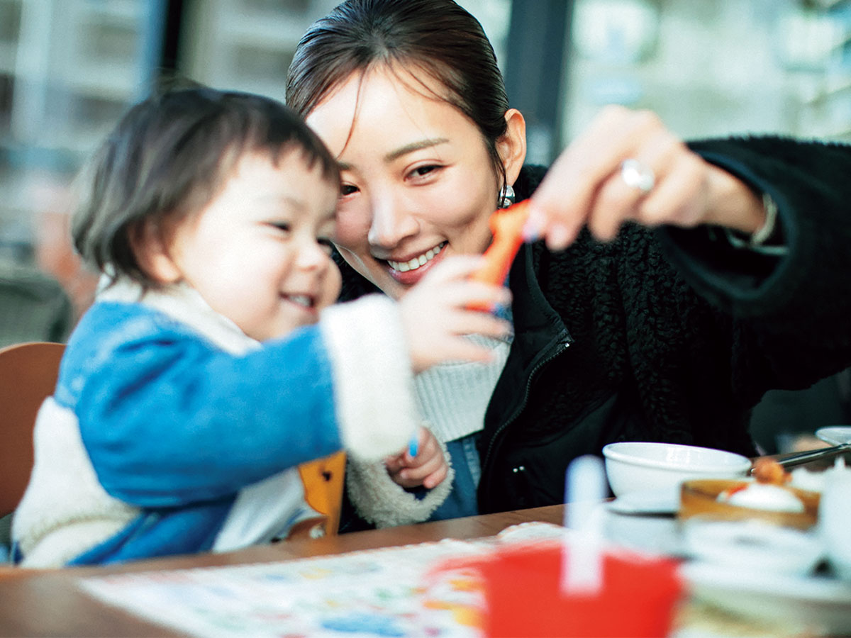 ロイヤルホスト 駒沢パーククォーター店でお話する夏菜さんと子ども