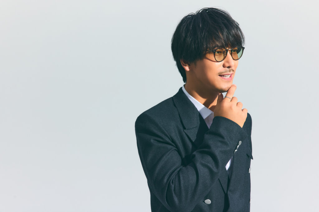 三代目 J SOUL BROTHERS　小林直己さん　手を口元に添えた写真