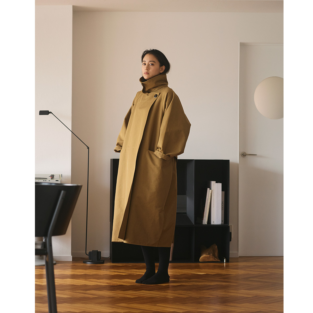 コットン素材のスタンドカラーコート