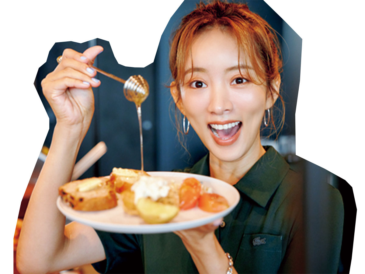 ブッフェを手に取り喜ぶ夏菜さん