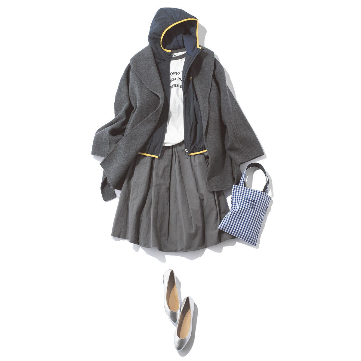 薄軽ベストにウールコートのコーデ