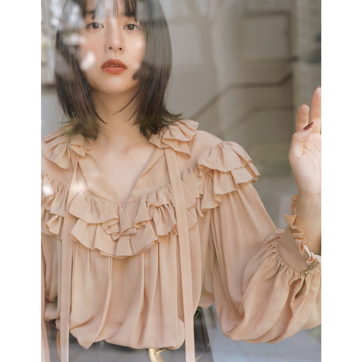 ヌーディーベージュのブラウスコーデ